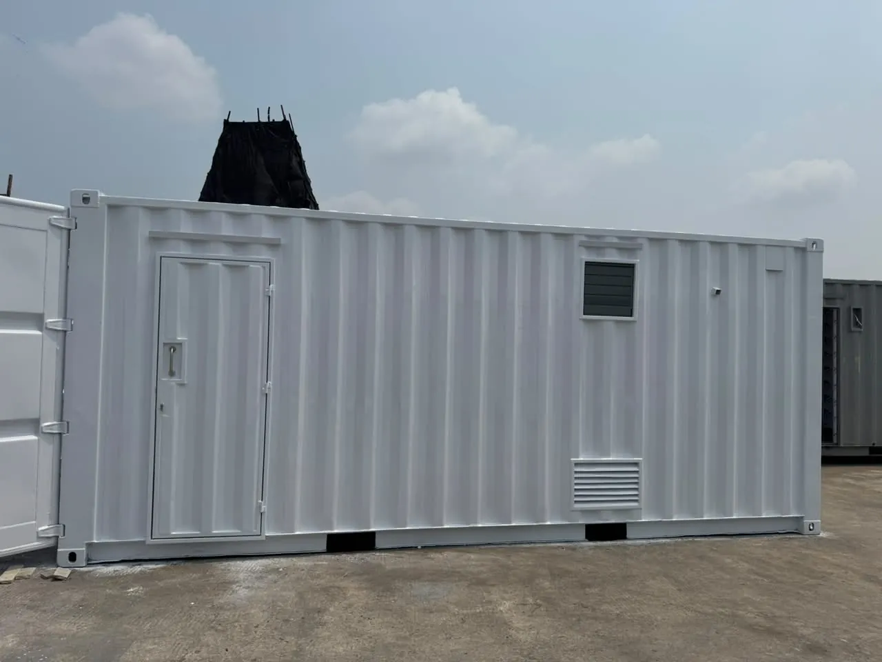 Container 20 feet dengan cat putih, pintu, dan ventilasi