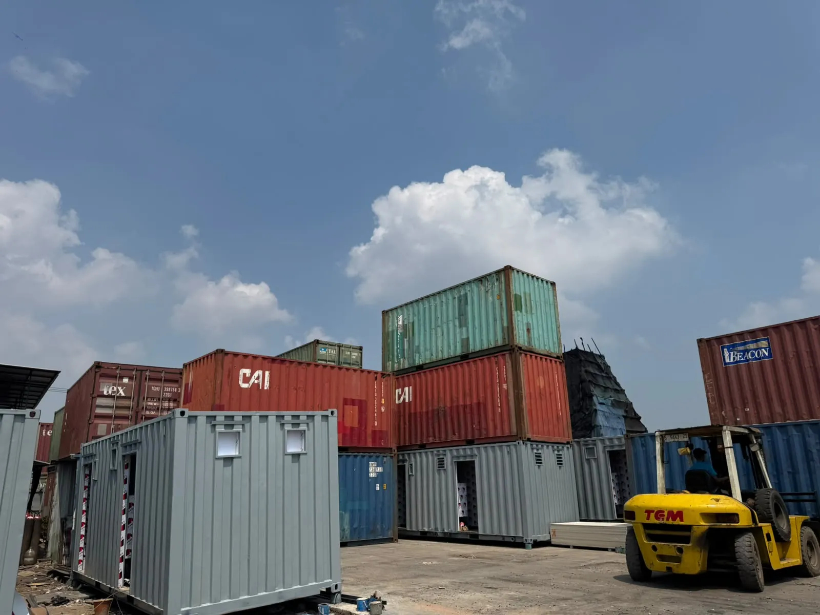 Tumpukan container cargo dan unit container yang sudah dimodifikasi