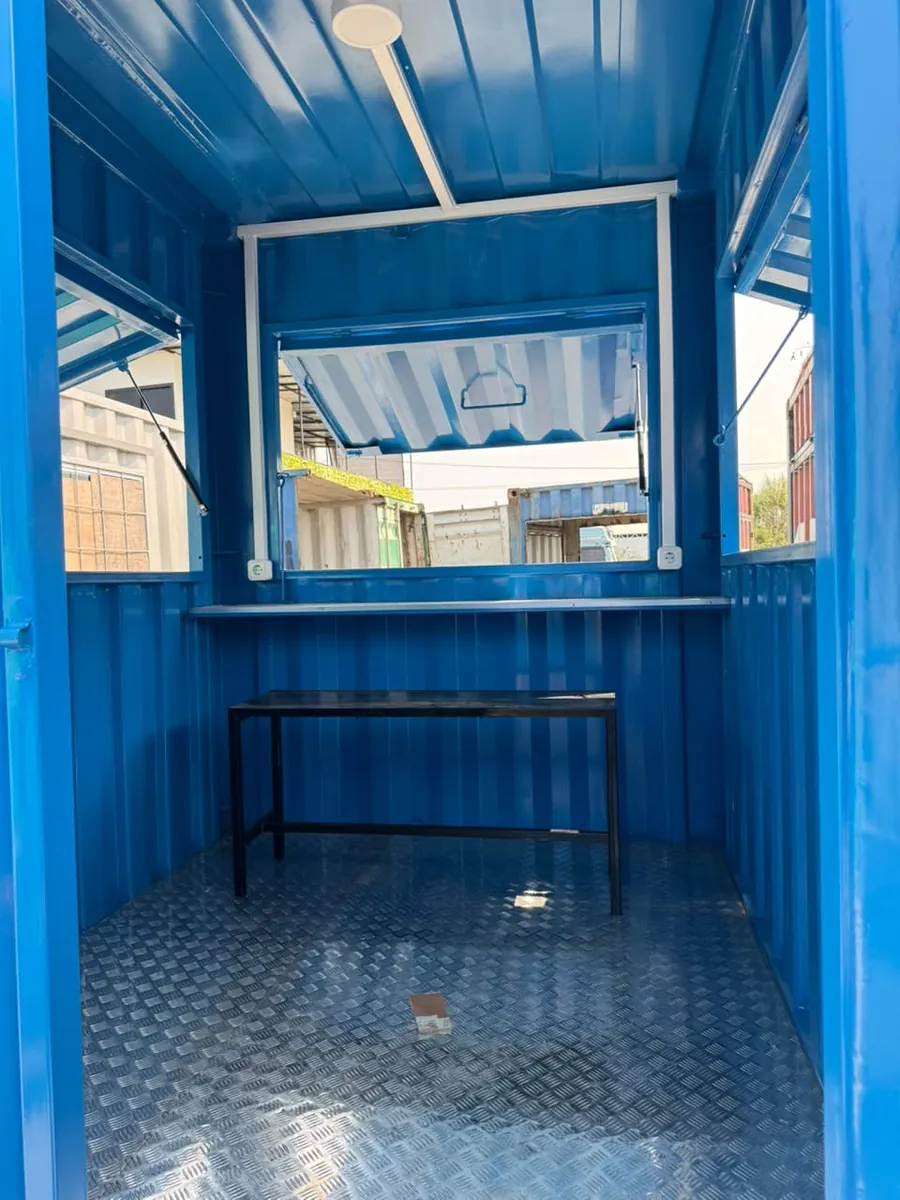 Interior dengan meja jaga dan lantai plat bordes