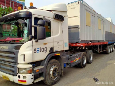 Truk trailer mengangkut office container